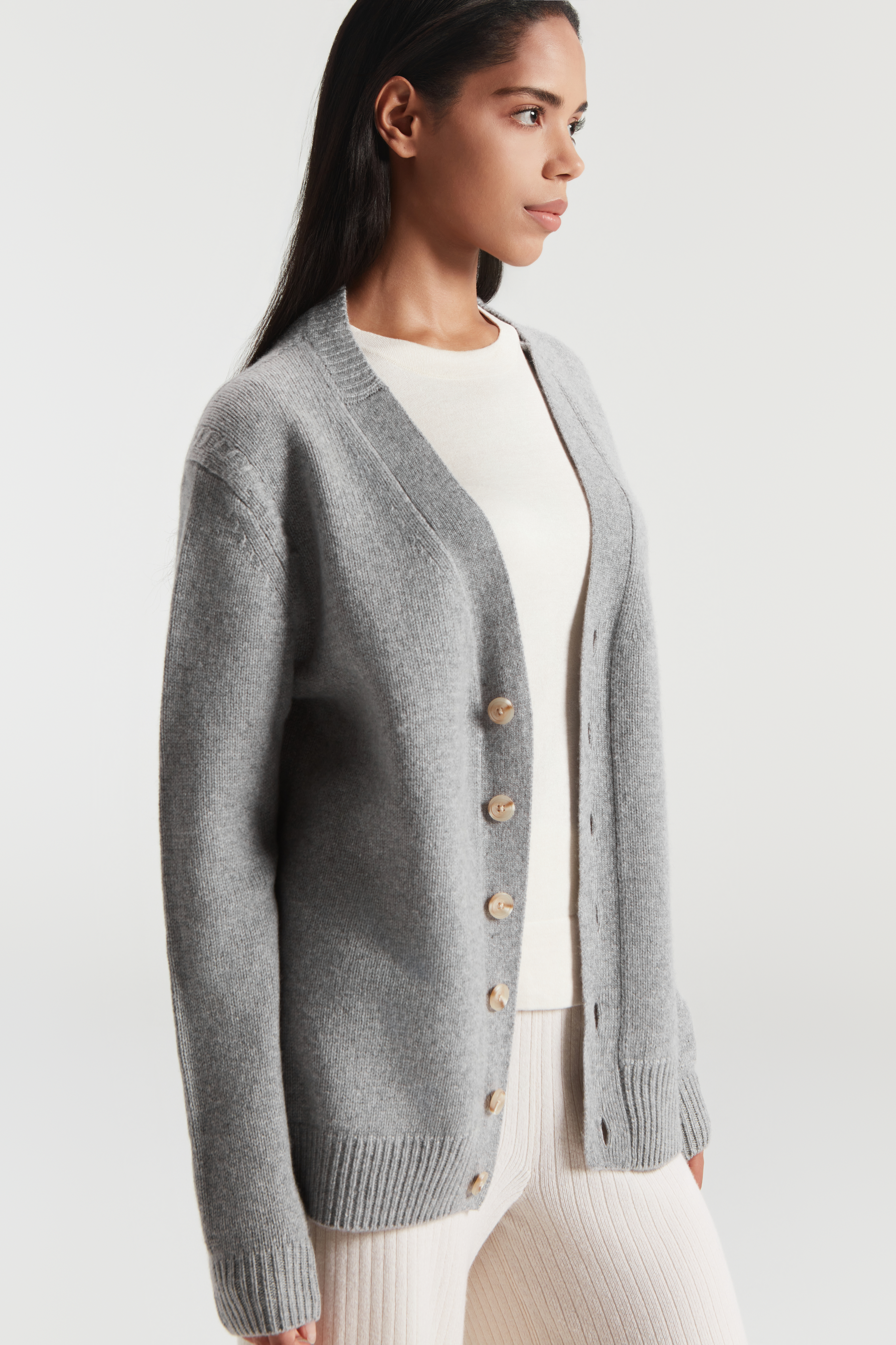 Frauen reine Kaschmir gegen Neckgrau -Strickjacke