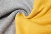 Maßgeschneiderte Strickjacke aus reinem Kaschmir mit V-Ausschnitt und Farbblock | OEM-Hersteller von Damenstrickwaren