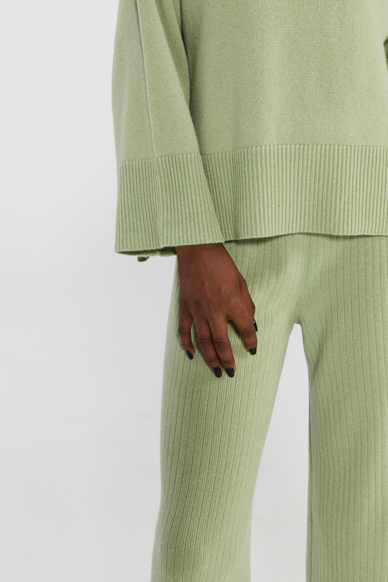 Hellgrüne Strickhosen mit breitem Bein