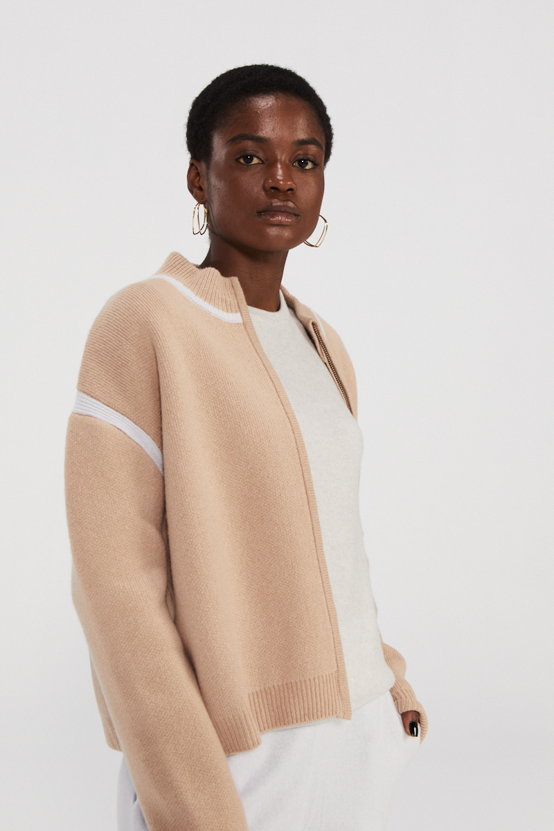 Beige Cashmere Strick Bomberjacke mit weißer Ausstattung