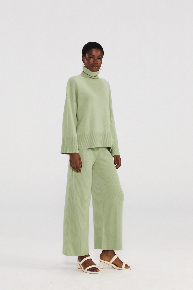 Hellgrüne Strickhosen mit breitem Bein