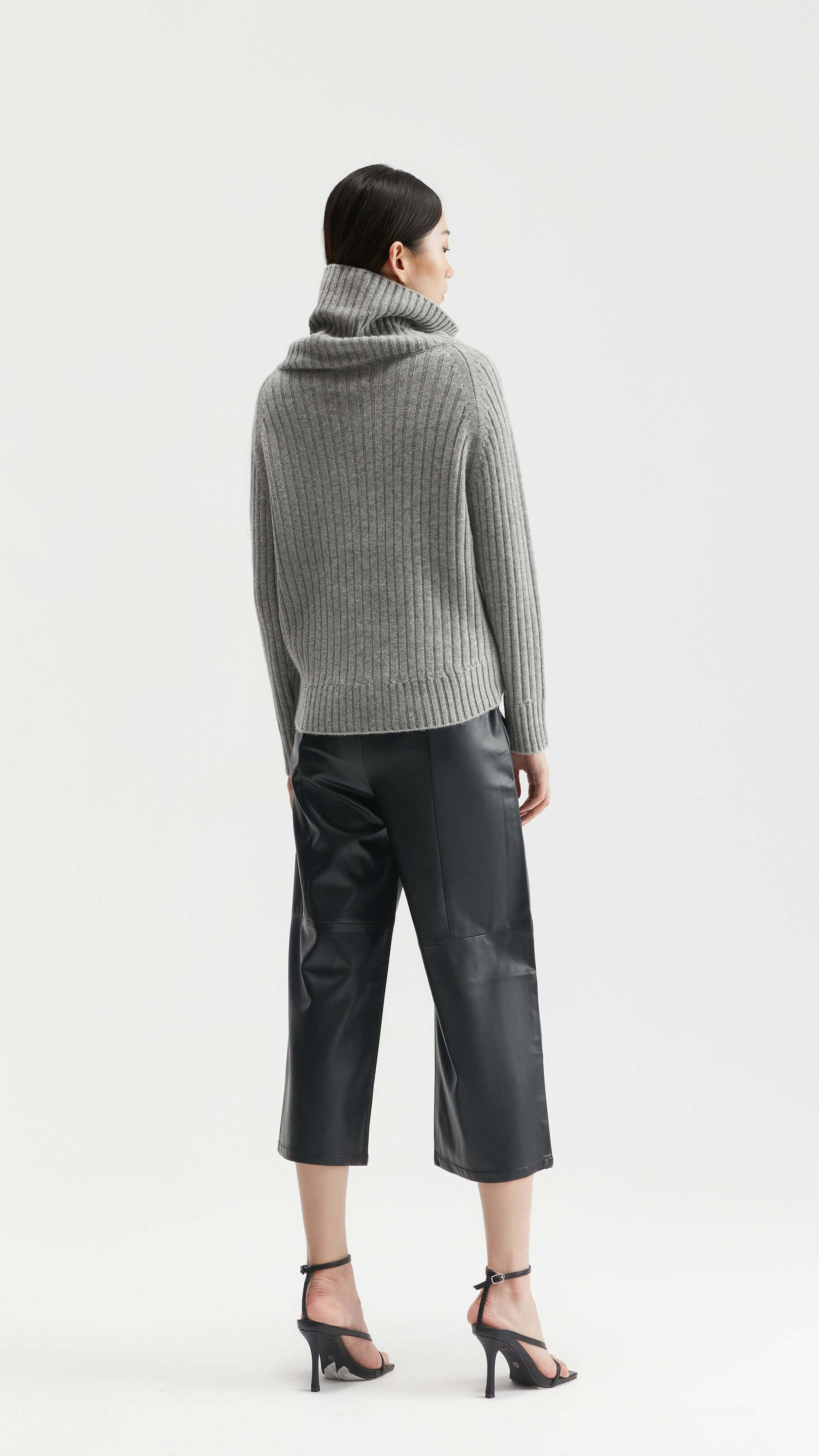 Premium-Rollkragenpullover aus 7GG-geripptem Kaschmir für Damen | Kundenspezifische OEM-Strickwarenfabrik