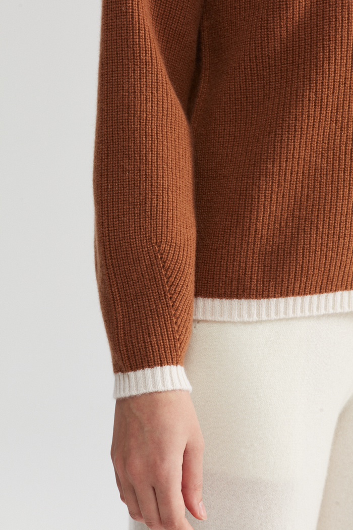 Dunkelbrauner Langarmpullover
