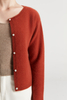 Reine gebürstete Kaschmir -Kaschmir -Runde Hals rotes Knopf -Strickjacke von Frauen